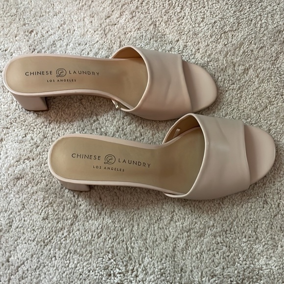 Chinese Laundry Ina Smooth Slide. Size 7.5 - Picture 4 of 6